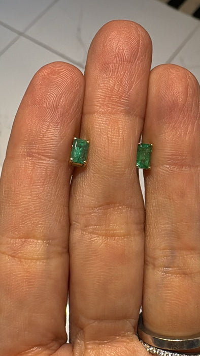 Broquel oro 14k Esmeralda (.70 cts)