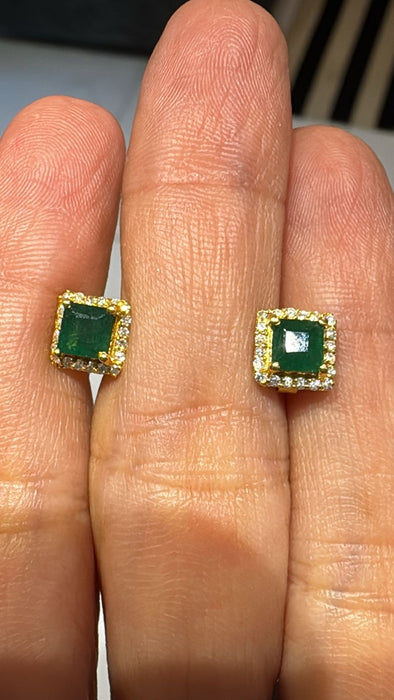 Broquel oro 14k con Esmeralda corte Princess y dimantes naturales (1.0 cts)