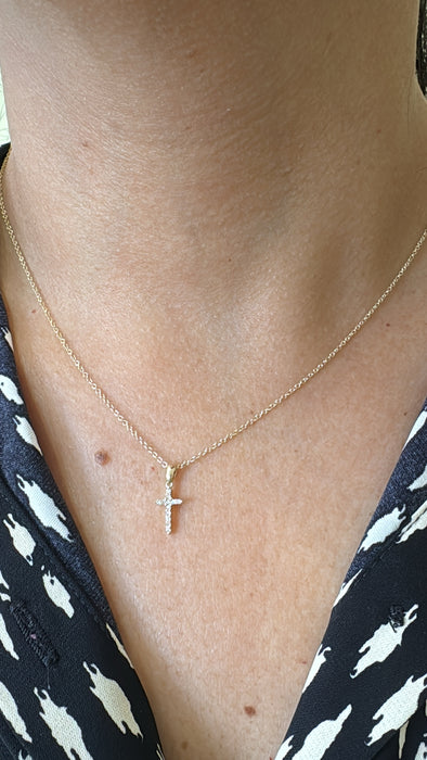 Gargantilla cruz oro amarillo 14k con diamantes naturales (.7 cts)