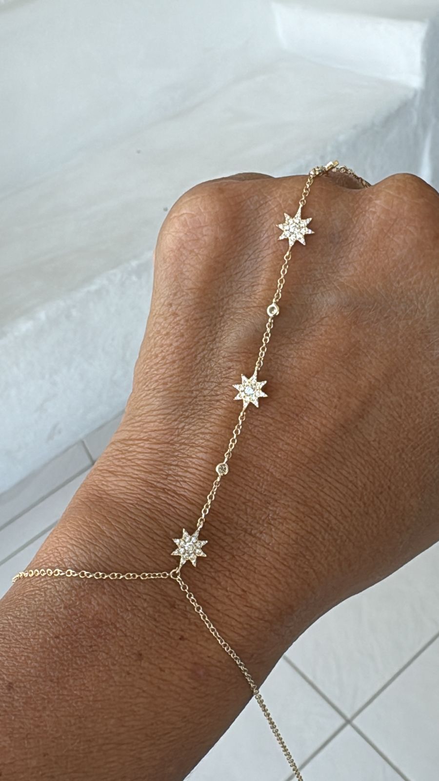 Hand chain estrellas oro amarillo 14k con diamantes naturales