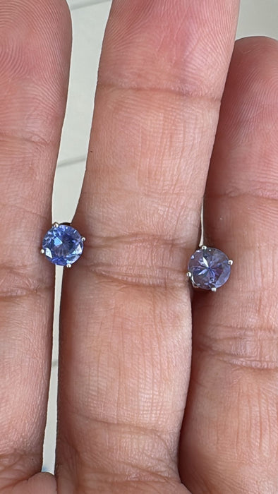 Broquel oro blanco 10k con Tanzanita