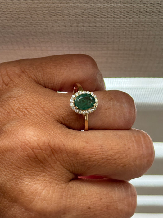 Anillo oro amarillo 14k con esmeralda (1.4 cts) y diamantes naturales (.19 cts)