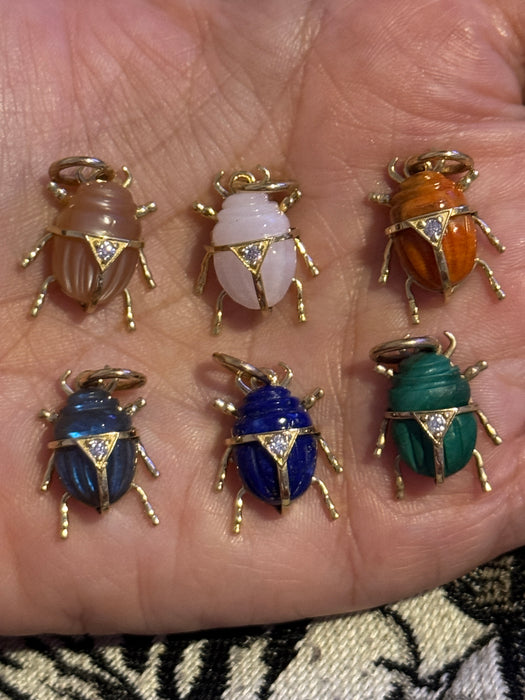 Charm escarabajo oro amarillo 14k con piedras naturales a elegir y diamantes naturales