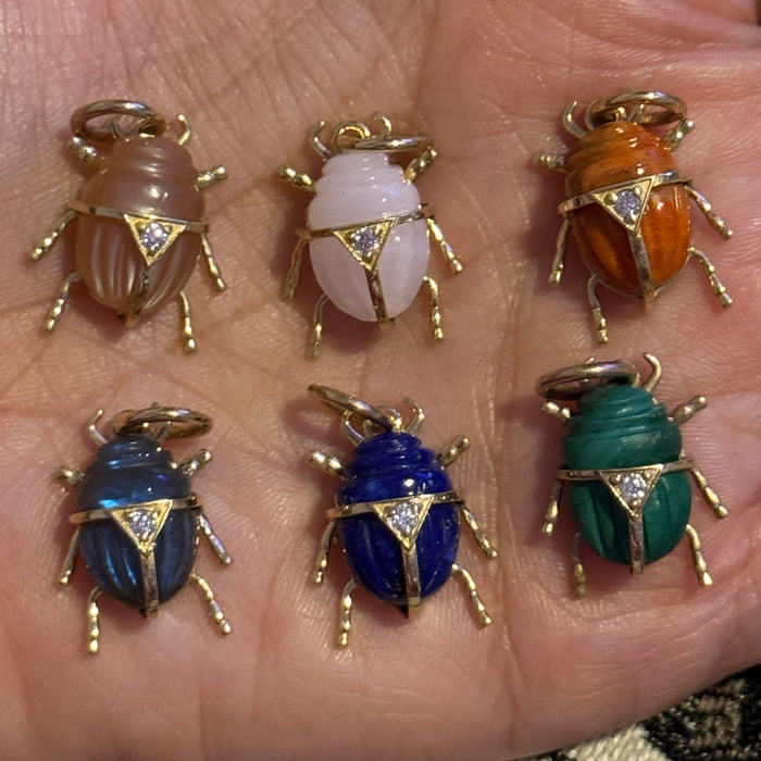 Escarabajo 14K con piedras naturales DJ339