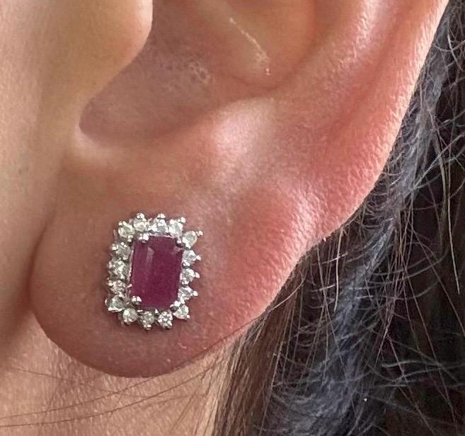 Broquel roseta oro 14k con rubíes, zafiro y esmeralda y diamantes naturales