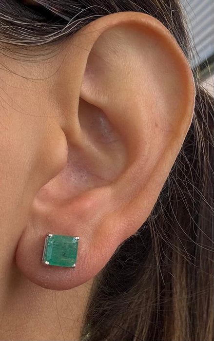 Broquel oro 14k con esmeralda natural