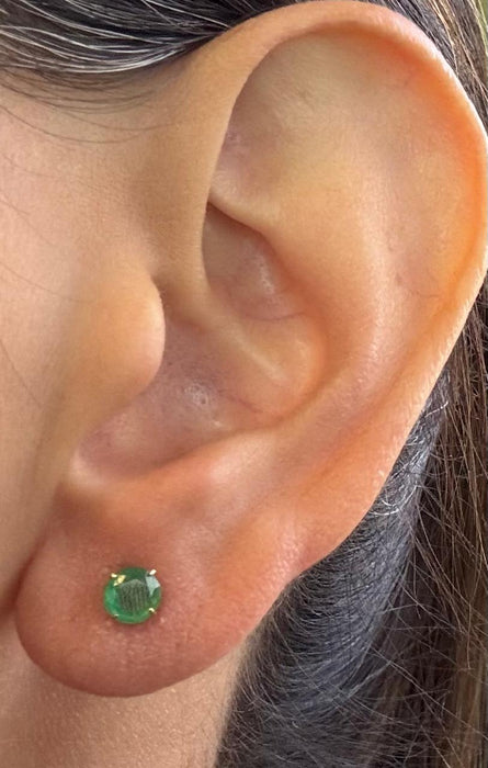 Broquel oro 10k con esmeralda