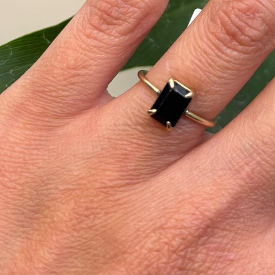 Anillo agatha negra 10K AN121