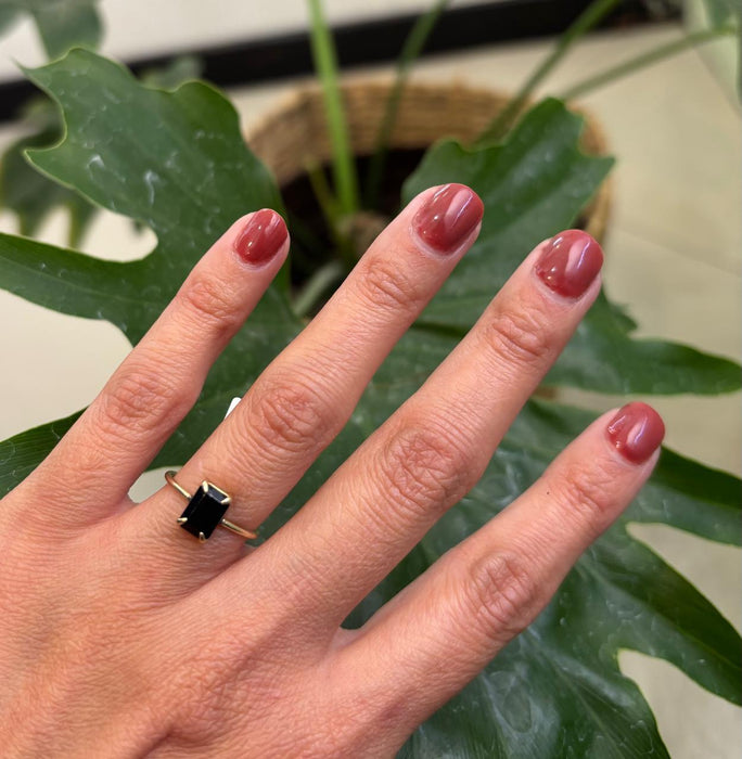 Anillo agatha negra 10k