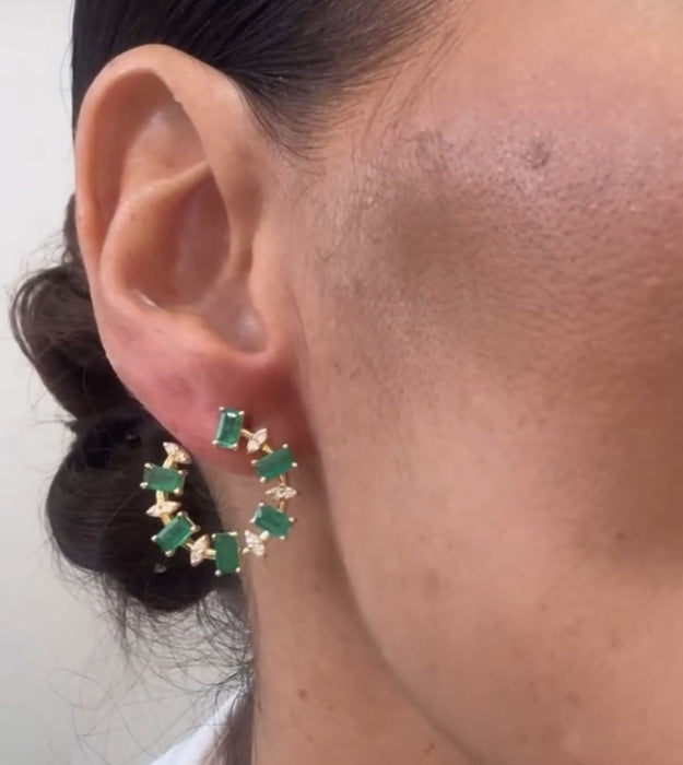 Arete media luna oro 14k con esmeraldas y diamantes naturales