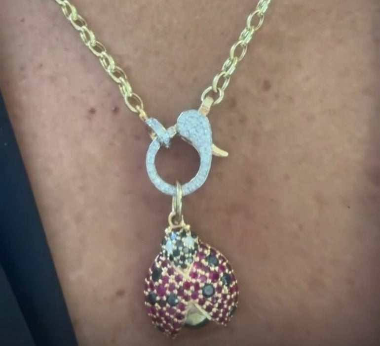 Charm catarina oro 14k rubíes diamantes negros y blancos